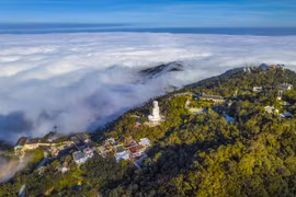 鸟瞰岘港市巴拿山。图自越通社