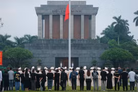 吊唁阮富仲总书记逝世升国旗和降半旗仪式在巴亭广场隆重举行