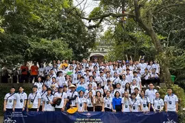 越侨青年代表们在富寿省雄王庙历史遗迹区合影留念。图自越通社