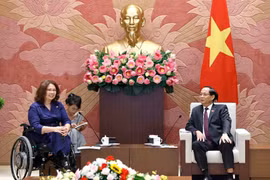 国会副主席陈国方会见美国联邦参议员谭美·达克沃斯。图自越通社