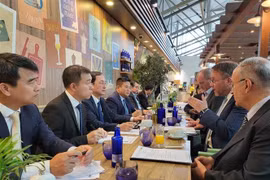 黄成大部长与德国黑森州科学与艺术部部长蒂蒙·格雷梅尔斯。图自越通社
