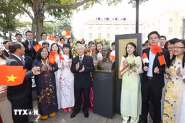 阮富仲总书记于2012年造访设在新加坡亚洲文明博物馆的胡志明主席纪念碑。图自越通社