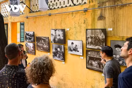 国际游客在河内古街餐馆图片展。图自越南之声