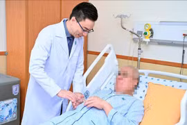 医生向外国患者表示亲切问候。图自越通社