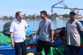 冯德进部长（左）与广南省渔民亲切交流。图自越通社