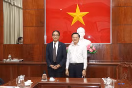 芹苴市人民委员会领导与日本富士通集团领导合影。图自越通社