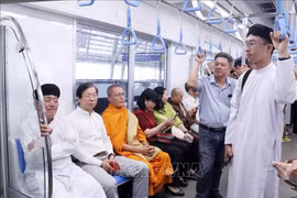 各民族、宗教、知识分子代表体验胡志明市地铁一号线。图自越通社