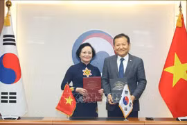 越南内政部范氏青茶与韩国内政安全部长李祥敏签署谅解备忘录。图自越通社