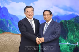政府总理范明政会见中国全国人大常委会副委员长张庆伟。图自越通社