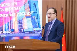 俄罗斯驻越南大使根纳季•贝兹德科发表讲话。图自越通社