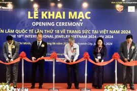 第18届越南国际珠宝展开幕剪彩仪式。图自越通社