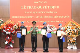 向2024 年赴南苏丹特派团（UNMISS）执行联合国维和任务的三位公安警官颁发决定书。图自bocongan.gov.vn