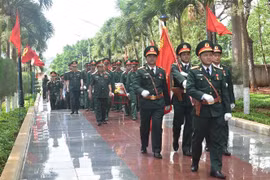为在柬埔寨牺牲的烈士遗骸举行追悼会及安葬仪式。图自越通社