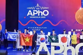 组委会向获奖队伍颁发奖项。图自Vietnam+