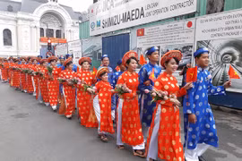 100对青年工人参加集体婚礼。（图片来源：http://tuoitre.vn）