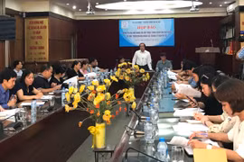 越南劳动荣军社会部代表在新闻发布会上发表讲话。