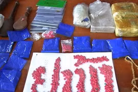 缴获的大量粉红色合成毒品和海洛因
