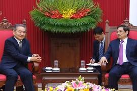 越日友好议员小组主席范明正​会见日本共产党中央委员会副主席兼国际委员会主任绪方康雄（图片来源：越南电视台）