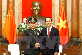 越南国家主席陈大光​（右）与中共中央军委副主席范长龙​ （左）。