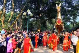 附图：荣圣庙会场景。（图片来源：zing.vn）