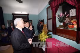 阮富仲总书记前往胡志明主席故居67号房并敬香（图片来源：越通社）