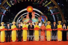 2017丁酉年春节阮惠花街开街仪式（图片来源：越通社）
