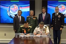 阮志咏上将与美国负责南亚和东南亚事务的助理国防部长约瑟夫·弗勒特共同见证越南国防战略研究院与亚太安全研究中心组织合作备忘录签字仪式。