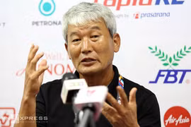 东帝汶队教练Kim Shinhwan接受记者采访。