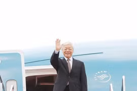 阮富仲抵达雅加达苏加诺-哈达国际机场。（图片来源：越通社）