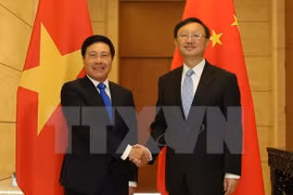 越南政府副总理兼外长范平明与中国国务委员杨洁篪。