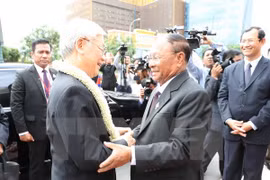 越共中央总书记阮富仲（左）​与柬埔寨国会主席韩桑林（右）亲切握手。