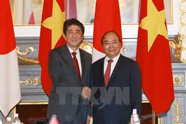 越南政府总理阮春福（右）和日本首相安倍晋三。