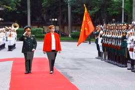 越南国防部部长吴春历大将（左）与澳大利亚联邦国防部长佩恩。