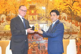 河内市人民委员会主席阮德钟向奥地利驻越大使托马斯赠送礼物。（图片来源：新河内报） 
