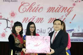 河内市委书记黄忠海给冬春针织有限公司的干部、职工赠送礼物。