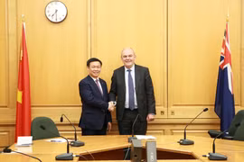 王廷惠副总理（左）会见新西兰财政部长史蒂芬•乔伊斯。