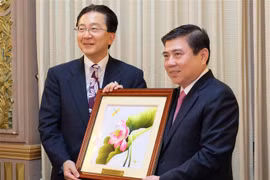 胡志明市人民委员会主席阮成峰与岩手县知事达增拓也