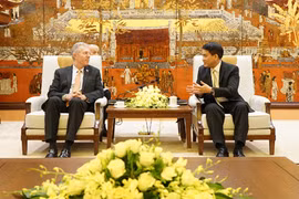 阮德钟（右）​会见奥修斯