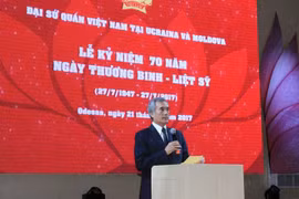 越南驻乌克兰大使阮明志在纪念典礼上发表讲话。（图片来源：越通社）