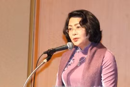 越南国家副主席邓氏玉盛在越南—福冈县企业见面会上致辞。