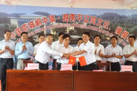 各位代表见证越南广宁省平辽县同文乡和横模乡与中国广西壮族自治区防城港市防城区峒中镇缔结友好乡镇协议签字仪式。