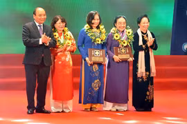 阮春福与阮氏缘向科研工作中取得优异成绩的妇女授予柯瓦列夫斯卡奖