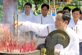 祖国阵线中央委员会主席敬香缅怀各位英雄烈士。（图片来源：越通社）