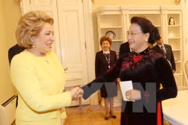 越南国会主席阮氏金银（右）会见俄罗斯联邦委员会主席马特维延科。（图片来源：越通社）