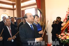 阮春福在胡志明主席纪念区敬香。