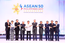 东盟各国领导合影。（图片来源：越通社）