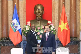 国家主席陈大光会见海地参议院议长尤里•拉托尔蒂