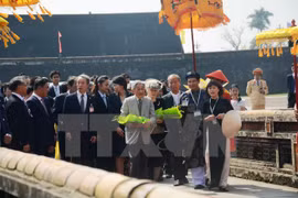 日本天皇与夫人参观顺化古都
