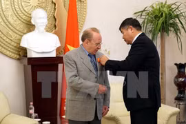 德国记者赫尔穆特·卡芬波格荣获越南友谊勋章
