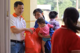 越南国际救助贫困组织协助和平省灾民恢复生产生活秩序